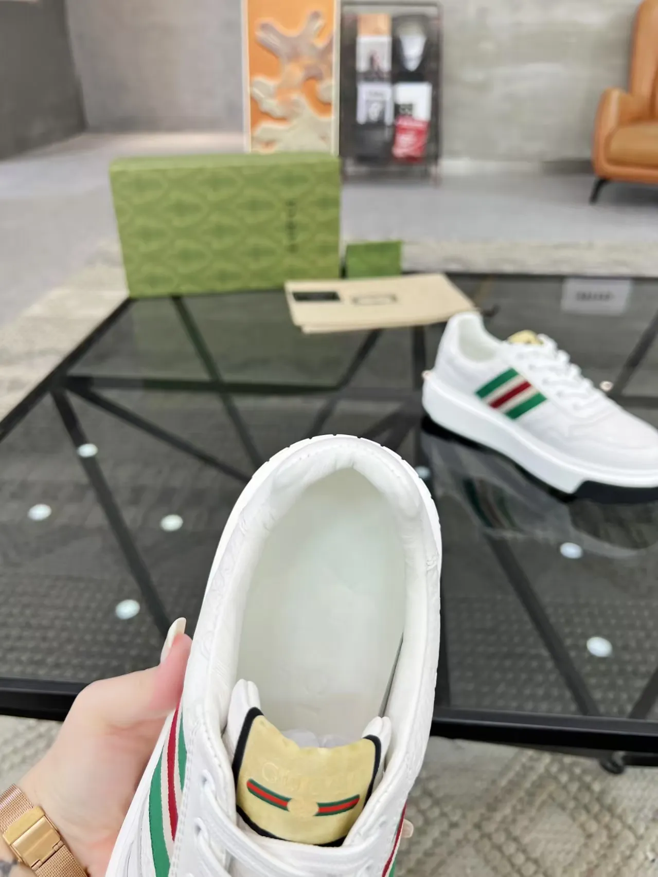 Factory price: 460💰Gucci’s new men’s shoes GUCCI] latest shoes shipped. Original quality, fashionable, made of special materials, sheepskin lining, brand new packaging. The foot feels super comfortable and the workmanship is impeccable. Size: 38-44, customized 45